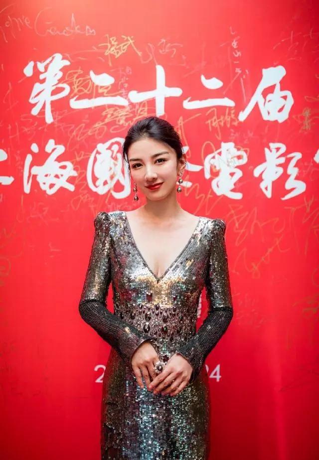 黄奕出席电影节活动穿v领亮片裙优雅高贵42岁也没岁月痕迹