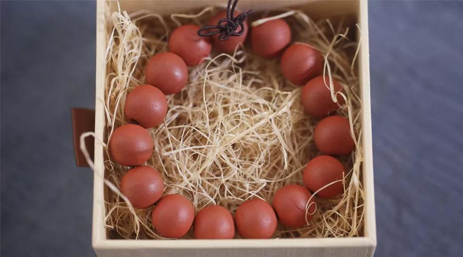 《红楼梦》第二十八回,元妃赐给宝玉和宝钗"红麝香珠"便是香珠的出处