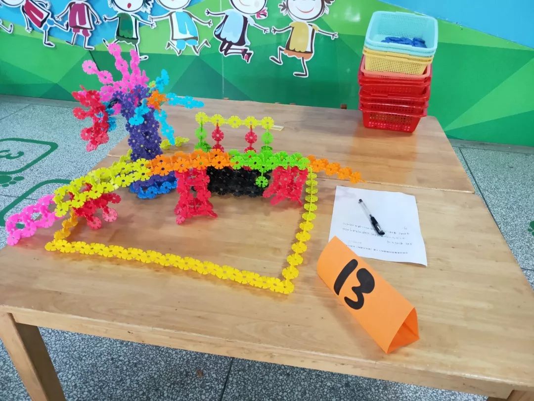 比赛以常见的建构材料雪花片为主进行建构.