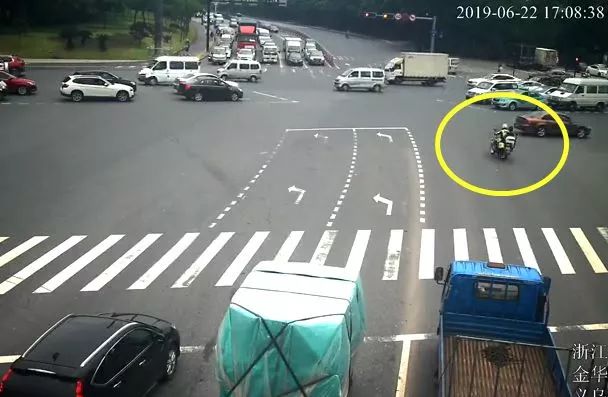 13分钟义乌交警晚高峰上演极速营救
