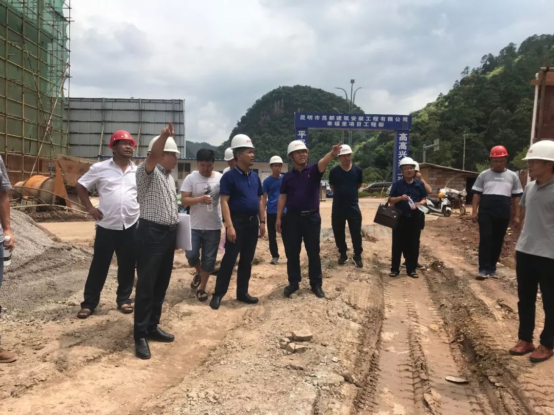 丘北县领导现场办公,解决乾盛地产发展难题_李明洪