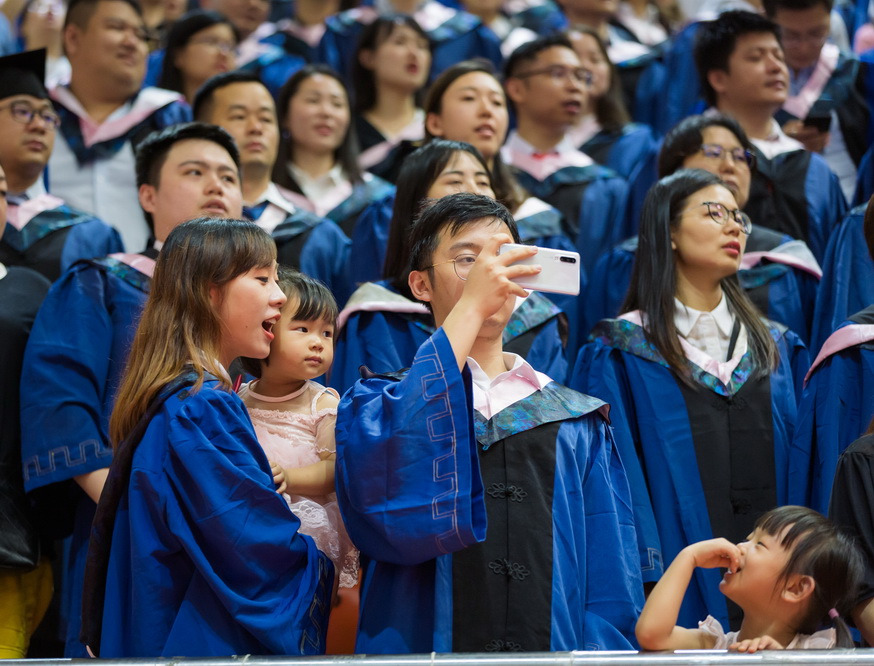 暨南大学毕业典礼 毕业生夫妻档带娃上阵