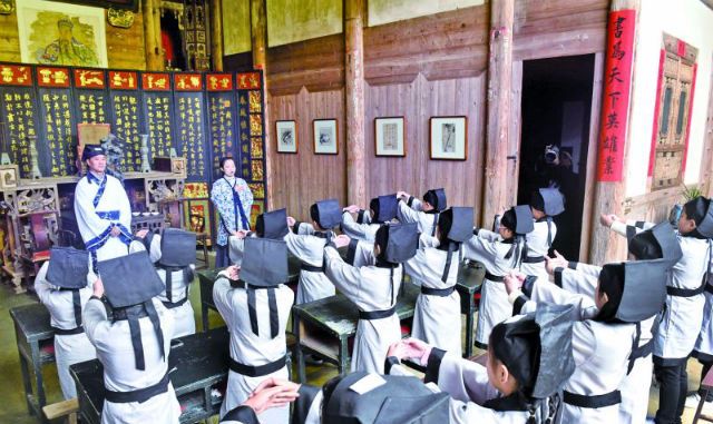 早餐后赴【陶渊明故居,守拙园】,古朴,典雅的徽州古民居里开展"开蒙礼