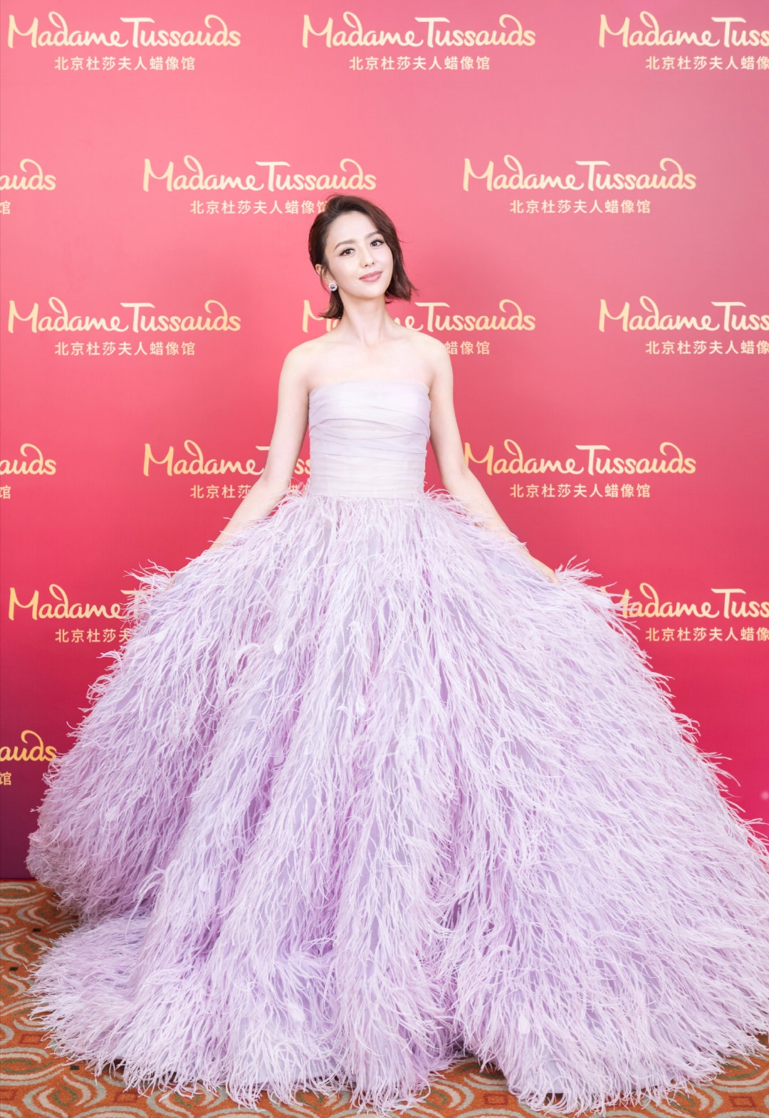 佟丽娅亮相蜡像馆上万抹胸羽毛裙美如天鹅气质真不是随便说说