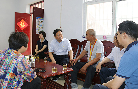 区委副书记,区长安保亮一行慰问基层党员区委副书记黄东明一行慰问