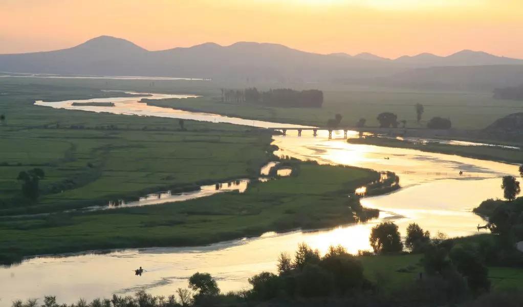 静静流淌的老哈河数不尽的两岸故事