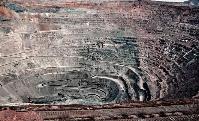 辽宁鞍山大孤山铁矿,亚洲最深的露天铁矿,足够塞下十几座能坐9万人的