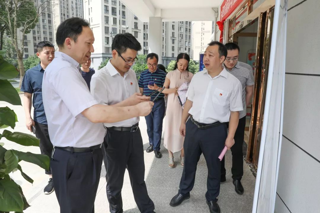 浔阳区委常委,宣传部长郑德俊主持仪式并宣布浔阳区融媒体中心正式