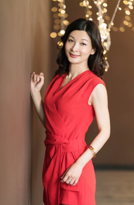 演员钟小丹短裙裹身拍写真演绎夏日风情