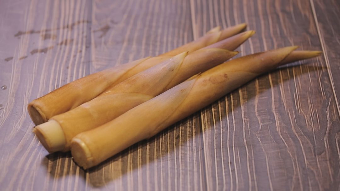 赵大厨还找来了这个季节顶顶时令的两样蔬菜——鞭笋和丝瓜还有质感似