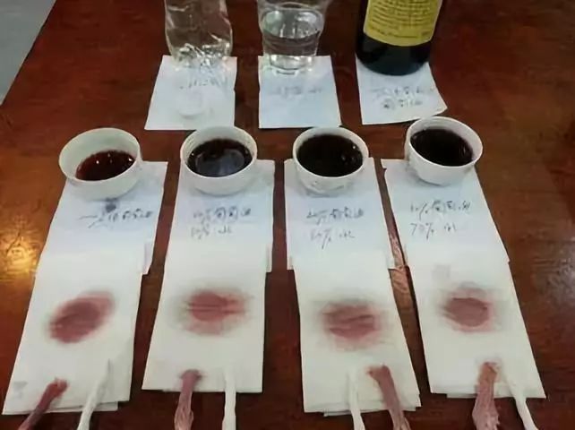 将酒滴在纸巾上,均匀扩散就说明葡萄酒是真的,一旦颜色不规则分散则为