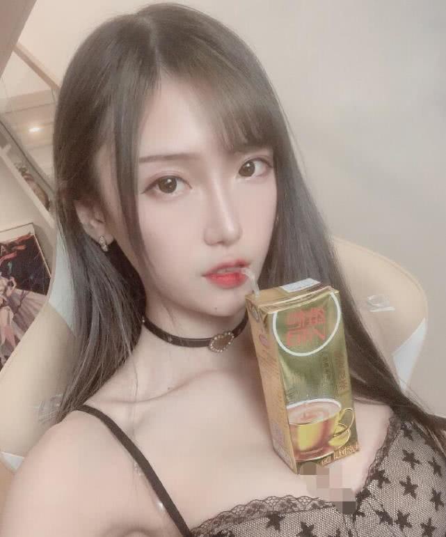 腐团儿晒自拍又秀身材,用高难度动作喝水,能做到的