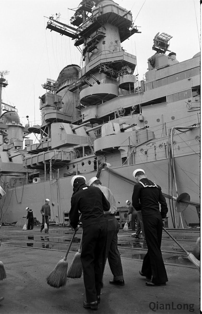 正在整修的威斯康星号战列舰为再次服役参加朝鲜战争做准备