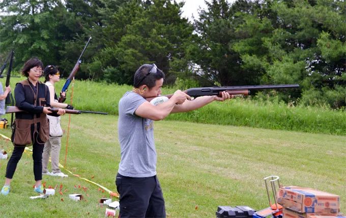 芝加哥华人以枪会友年度聚会打飞碟视频