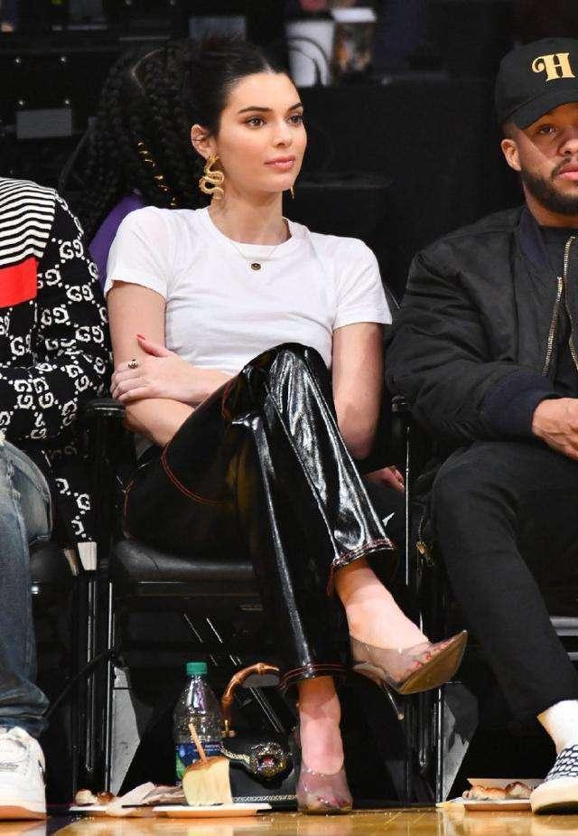 肯豆nba现场助阵西蒙斯比赛,17套球场休闲look不输街拍大片