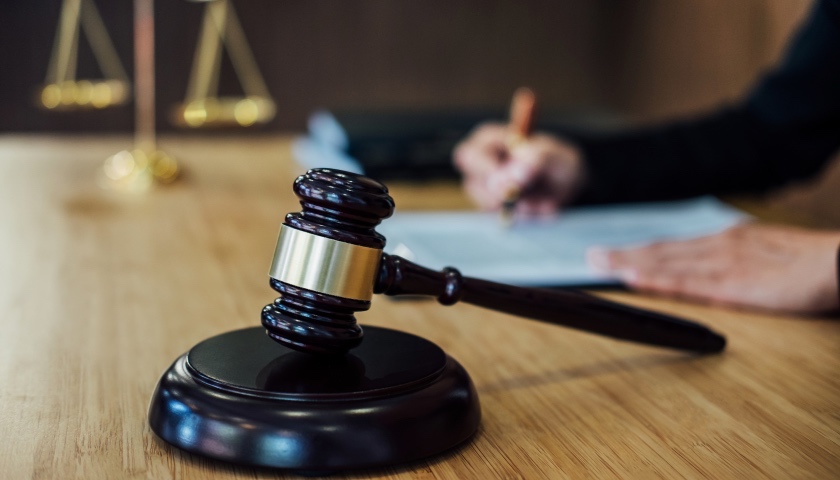 2017年,犯罪嫌疑人彭旭峰单独或伙同其妻子犯罪嫌疑人贾斯语及彭耀峰