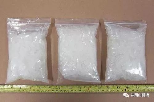 形态为白色晶体状(像冰糖);"红冰"为紫红色;"麻古"为红,绿小药片(印有