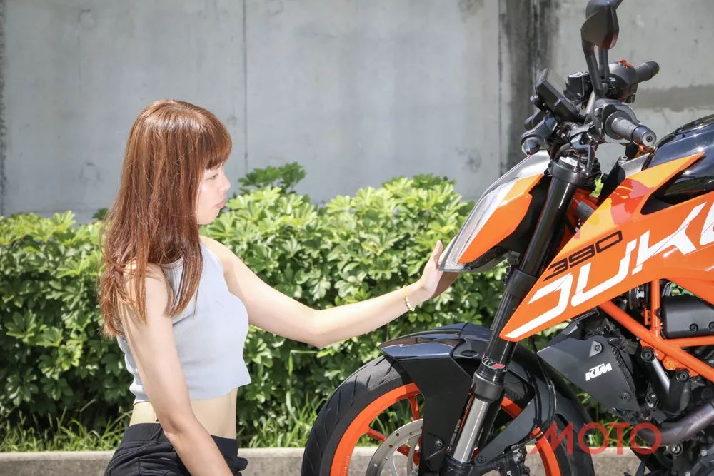 台湾女骑士一见钟情的ktm390duke