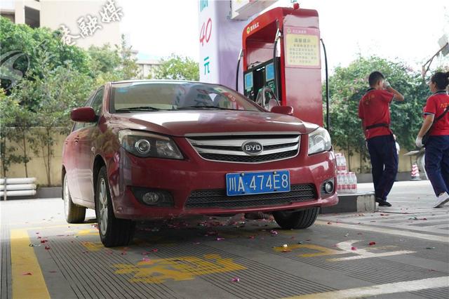 无感加油加完油三秒就可以离开刷车牌即可付款成都双流这个黑科技真省