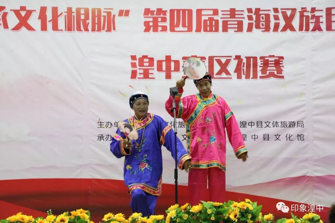 比赛期间,选手们纷纷登台大展身手,有传统小调《十盏灯》《乡里的亲家