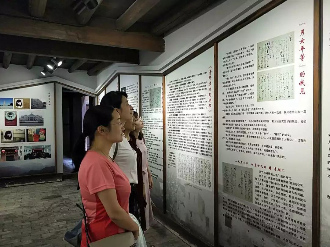 在龙门古镇,党员干部实地参观了余荫堂,正身馆,勤廉文化馆,孙晓梅烈士