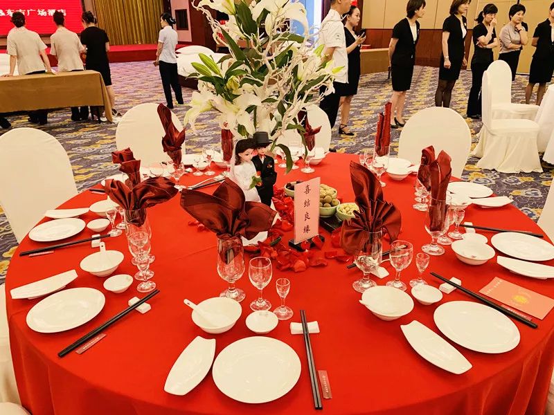 金榜题名餐饮主题宴会摆台评委们认真细致的打分,并指出不足之处.