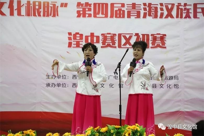 比赛期间,选手们纷纷登台大展身手,有传统小调《十盏灯》《乡里的亲家