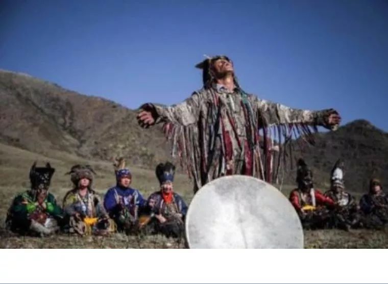 一群戴着恐怖面具的人是不是还珠格格里停留在什么层面呢?