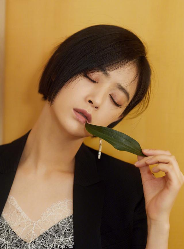 原创蒋欣超a短发霸气撩人蕾丝上衣配西装干练潇洒御姐范十足