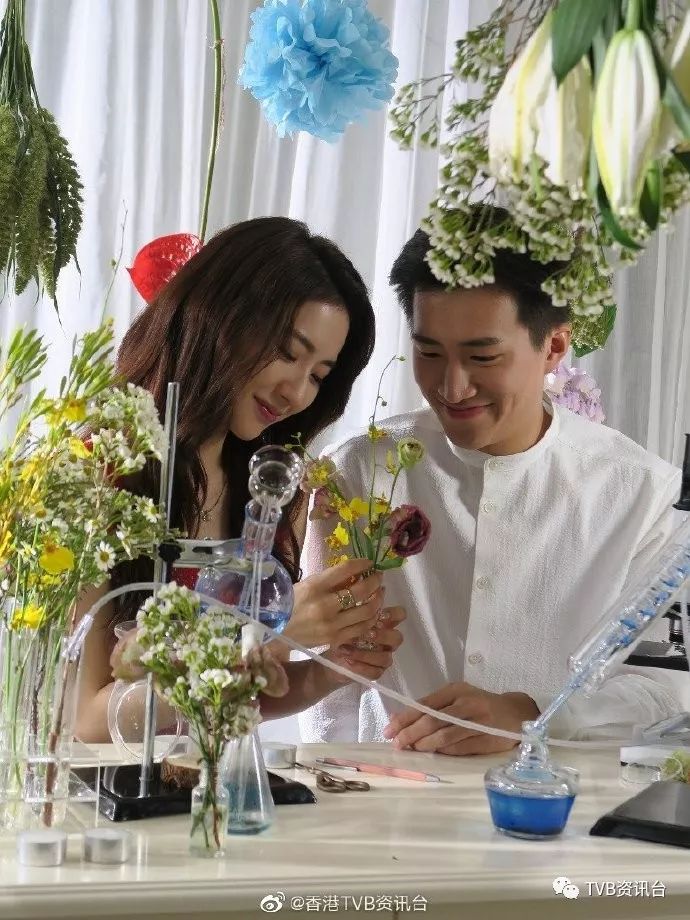 菊梓乔同23岁小鲜肉斗戏_hana