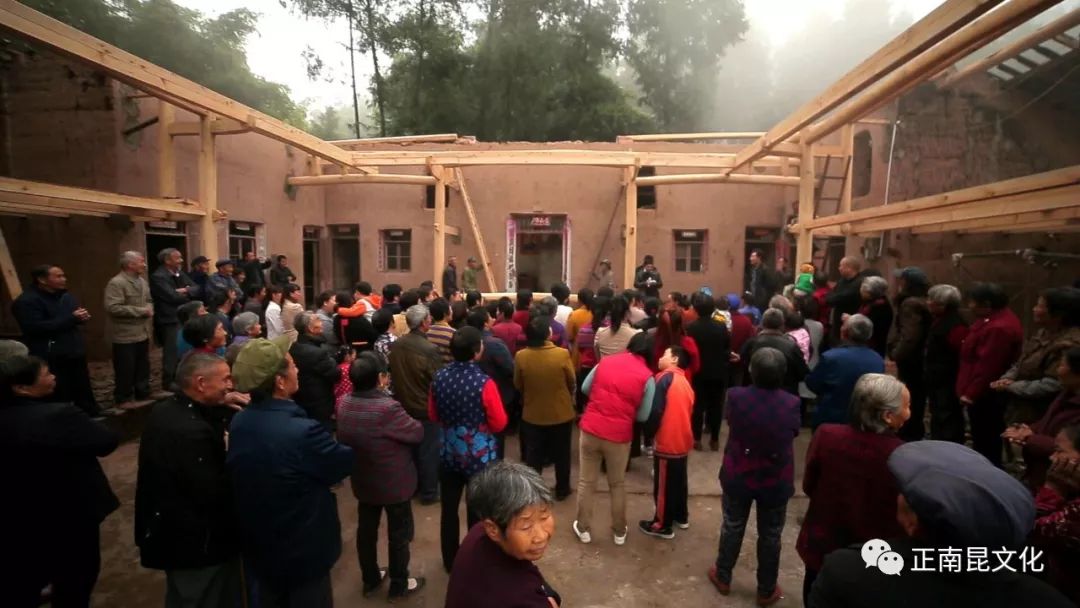 南部农村建这种房子来了好多人围观