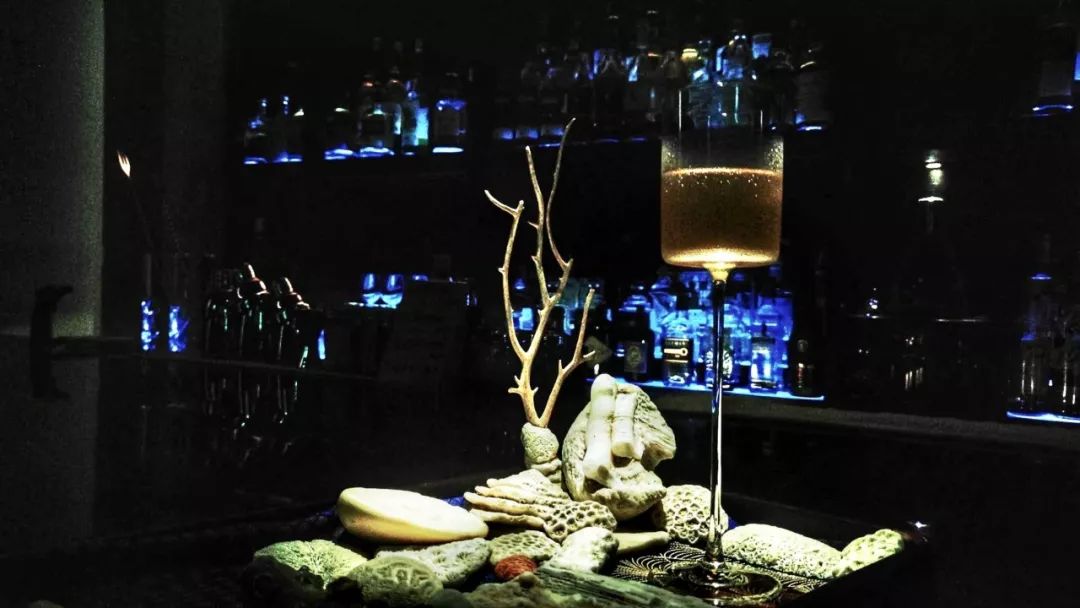 这杯酒恭请诸位看官们悄悄的期待at last黎人这款鸡尾酒因为红山兰酒