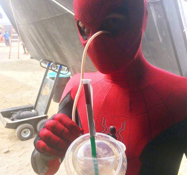 蜘蛛侠用眼睛喝水,是怎么回事?汤姆·赫兰德片场照曝光_头套