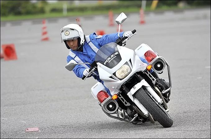 日本骑警考试图片