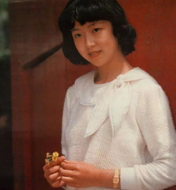 今天要给大家说的演员就是比较爱岗敬业的,她的名字叫做殷新,也算得上