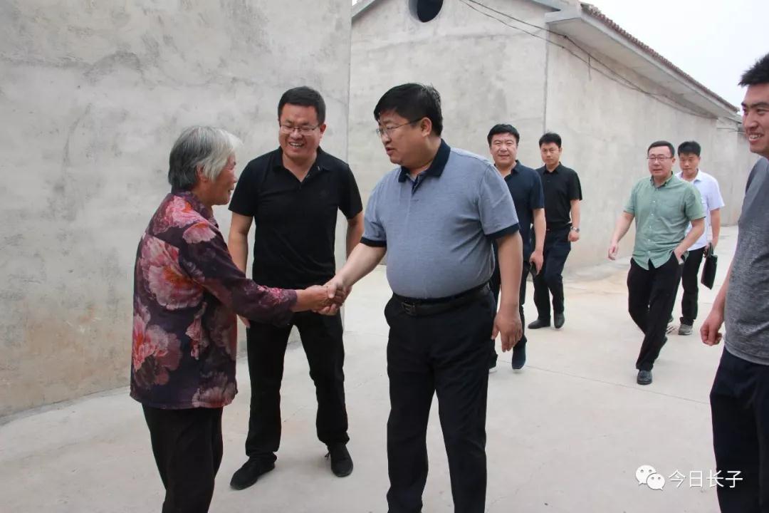 6月27日,县委副书记,县长赵永进来到横水林区管理中心,看望慰问生活