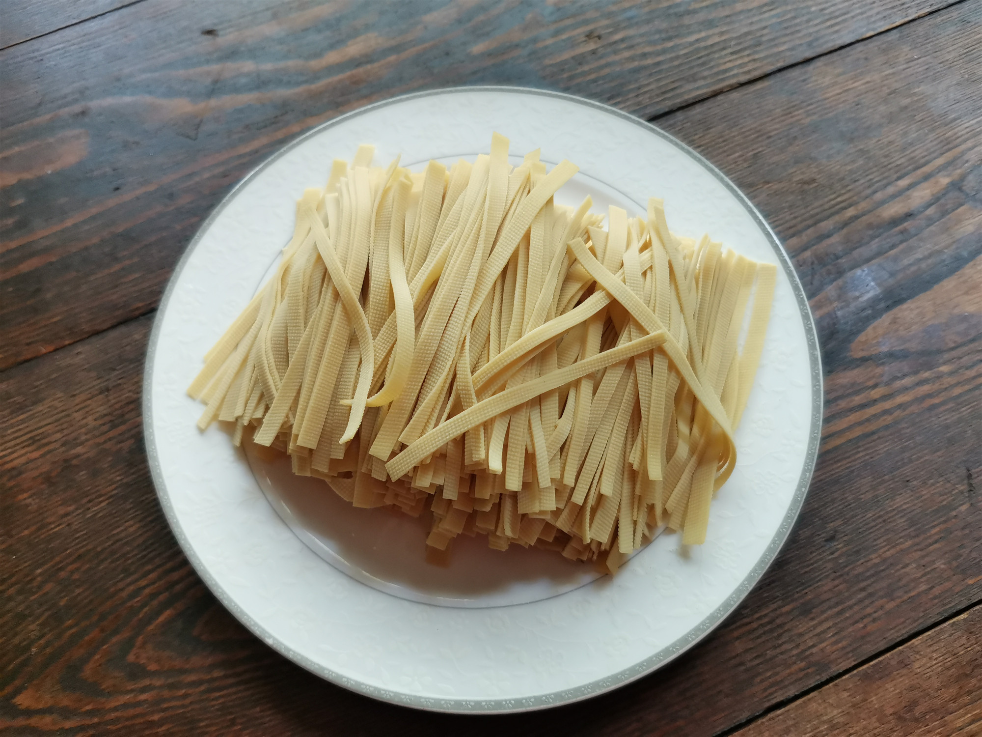 做法步骤:【豆皮拌芹菜】材料:豆皮2张,香芹半斤,盐适量,香油1汤匙