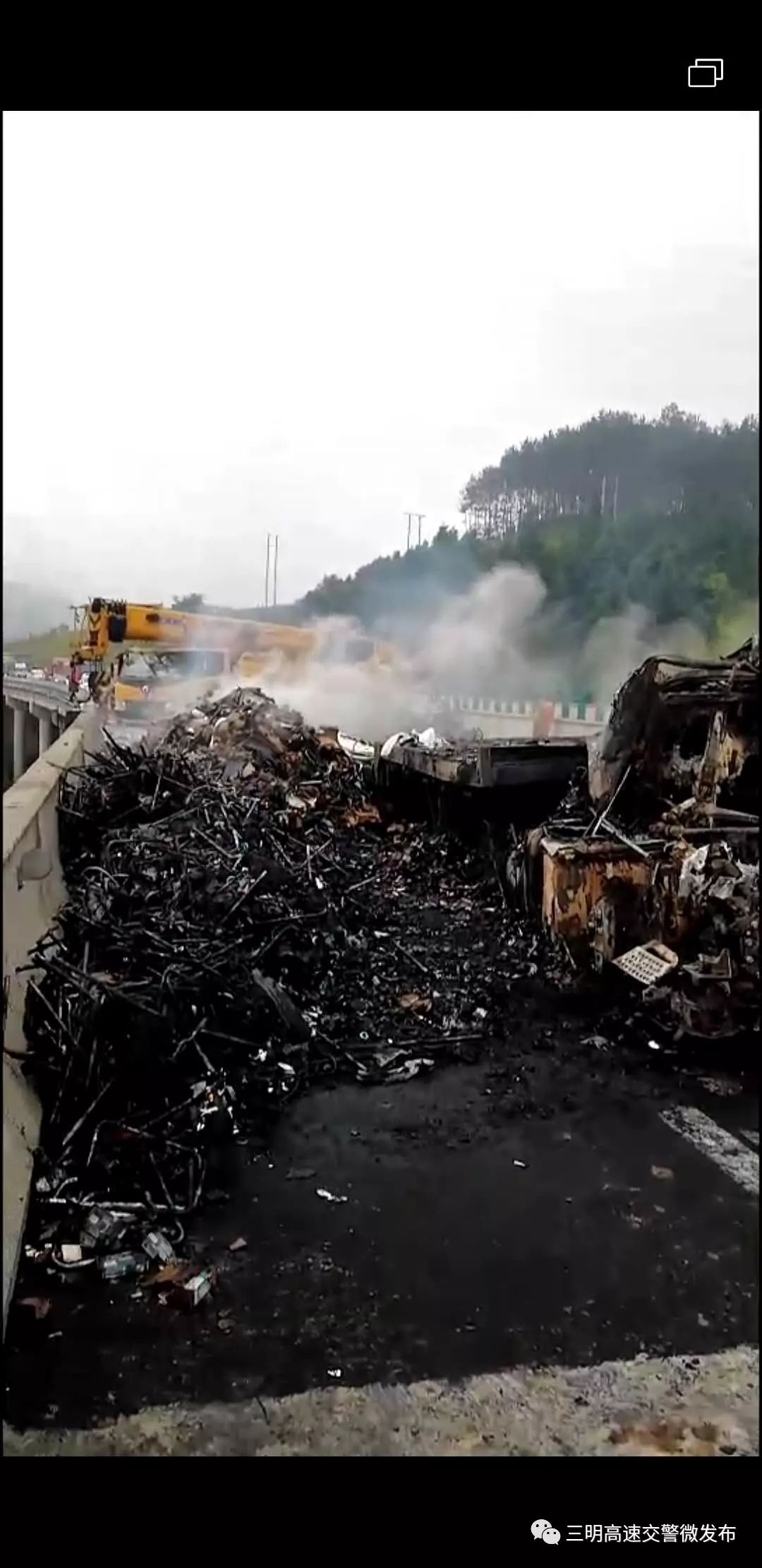 泉南高速永安往明溪方向轻型厢式货车撞上前方重型半挂牵引车