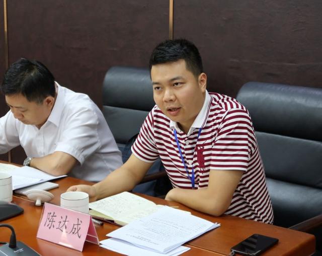 金鑫发言)在座谈会上,区经济和科技促进局副局长钟建峰汇报了我区2018