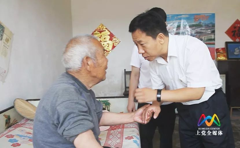 区领导开展七一走访慰问活动