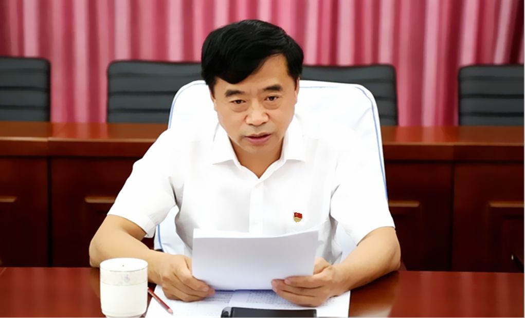 绥棱林业局有限公司党委书记,董事长凌长伟主持研讨会并作研讨发言.