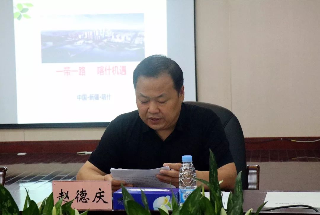 喀什地区招商局局长赵德庆做宣传推介,他以五个最"最西部,最前沿,最