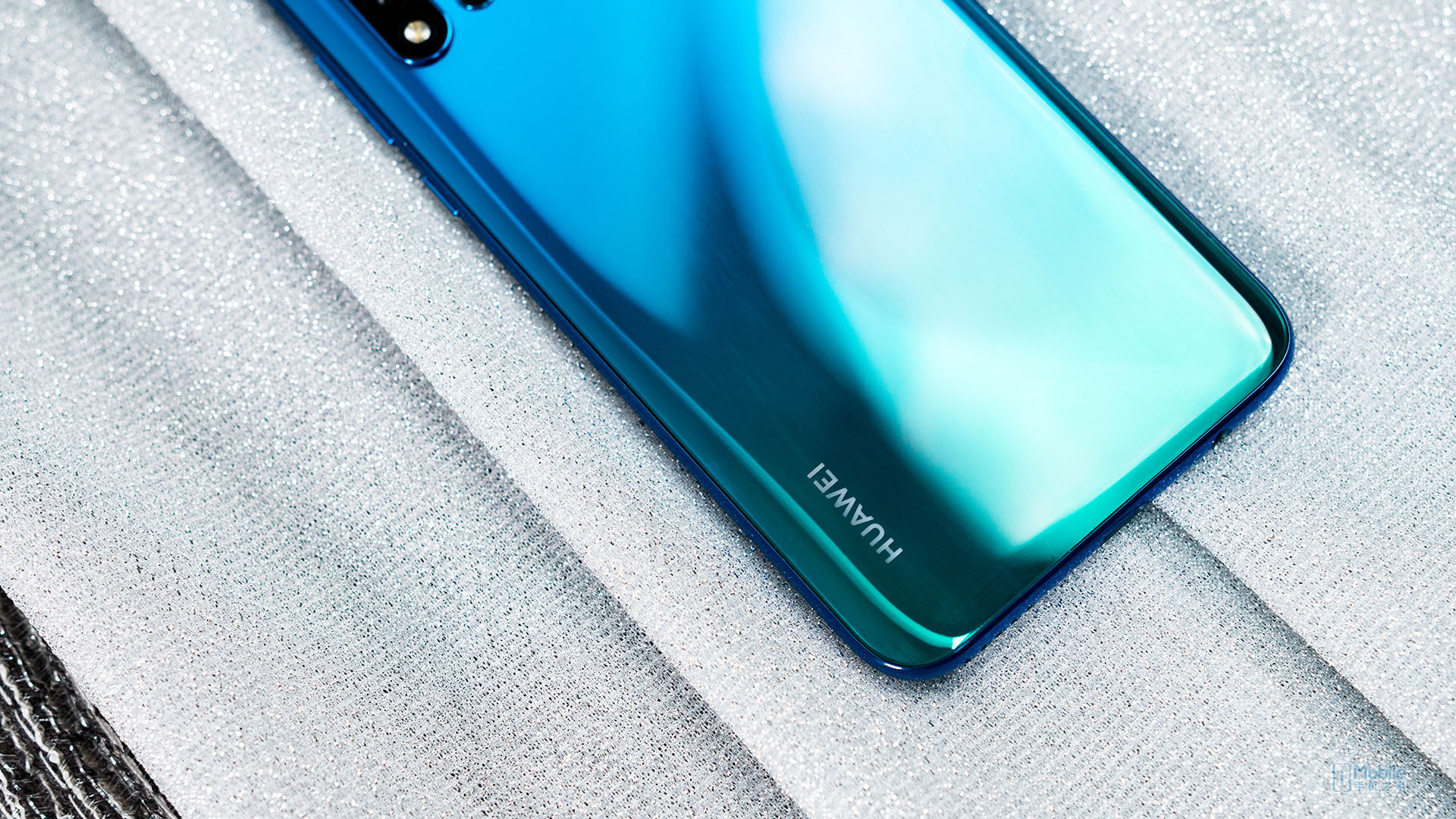 华为nova5i图赏:极点全面屏 抓眼渐变配色