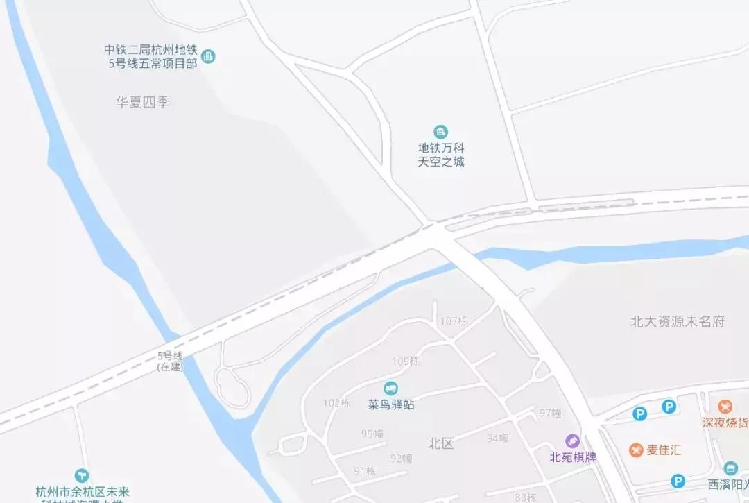 五常站位於餘杭塘路與邱橋路(規劃名)交叉口,五常街道轄區內,沿餘杭塘