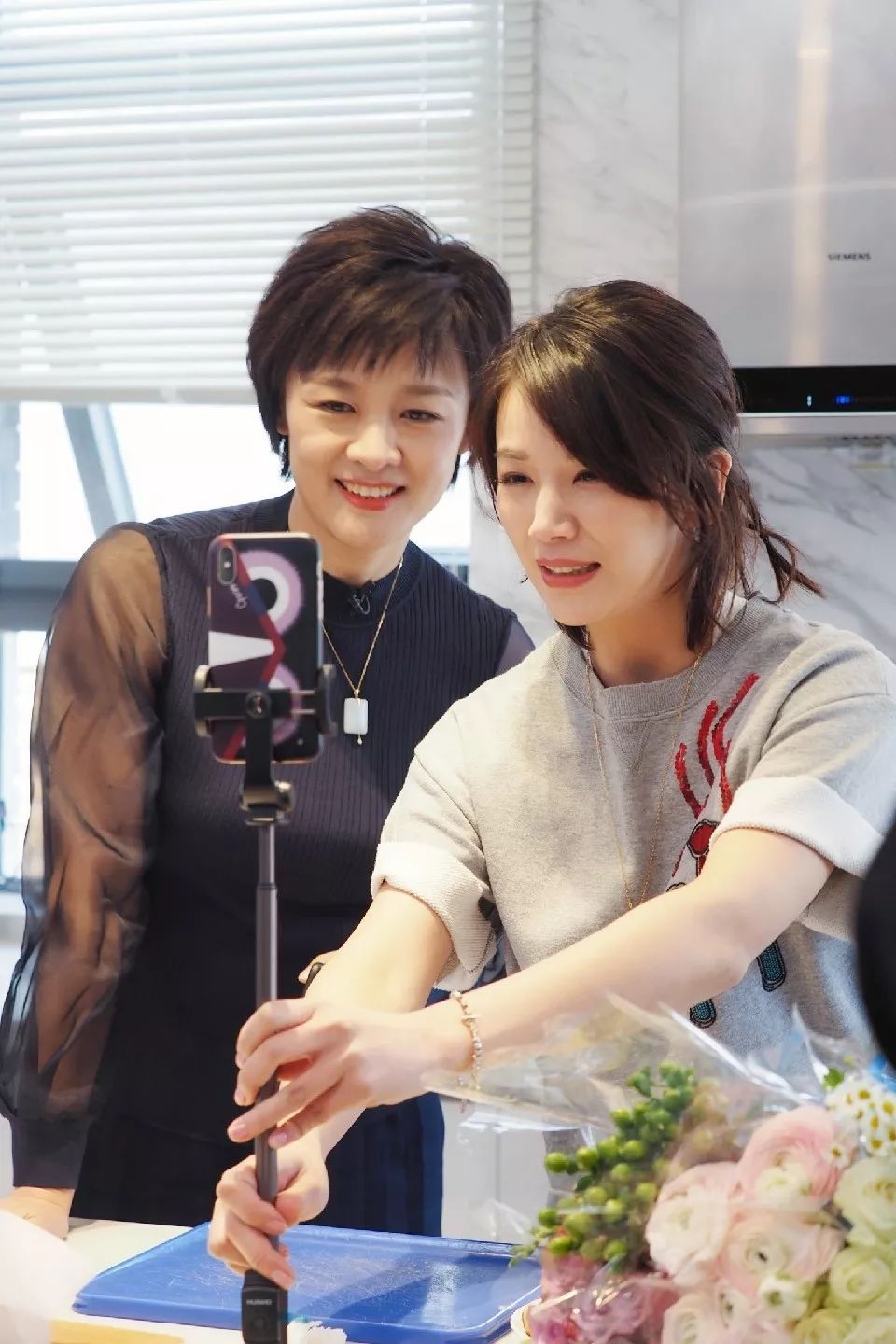 东南卫视你好妈妈开播李小萌对话敬一丹探索母爱管理