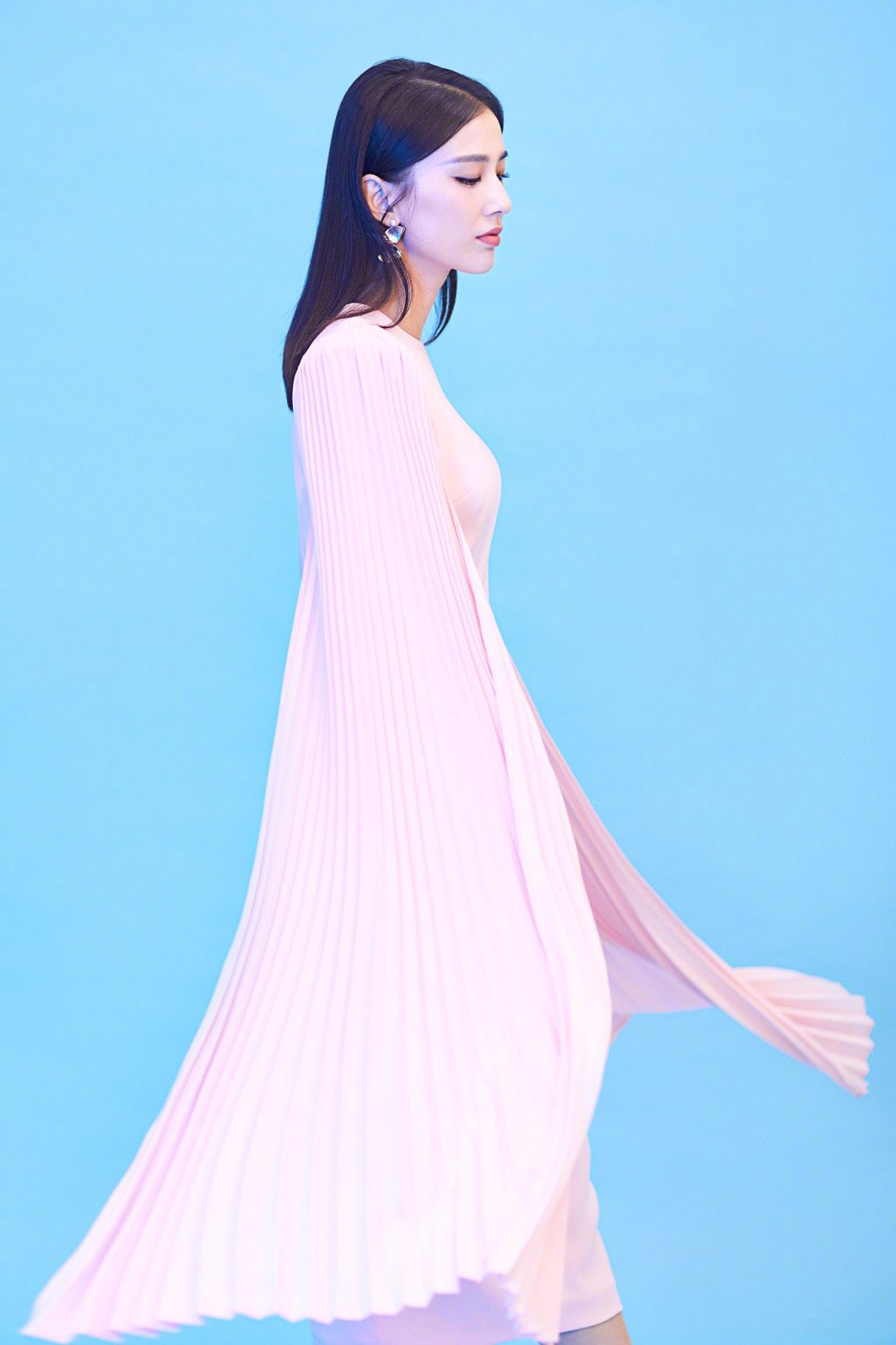 原创36岁黄圣依生俩娃身材还巨好斗篷连衣裙配凉鞋一身粉色有韵味