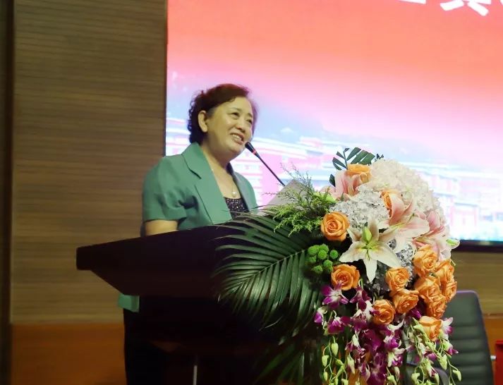 总督学于爱华宣读《关于准予连长江等本科学生毕业,刘天瑶等本科学生