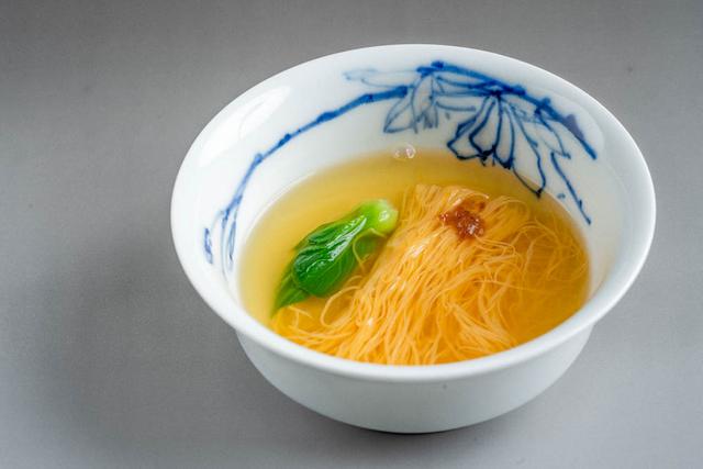 玉芝兰的坐杠大刀金丝面此外,让人惊喜的是,一些有海外经历的川菜厨师