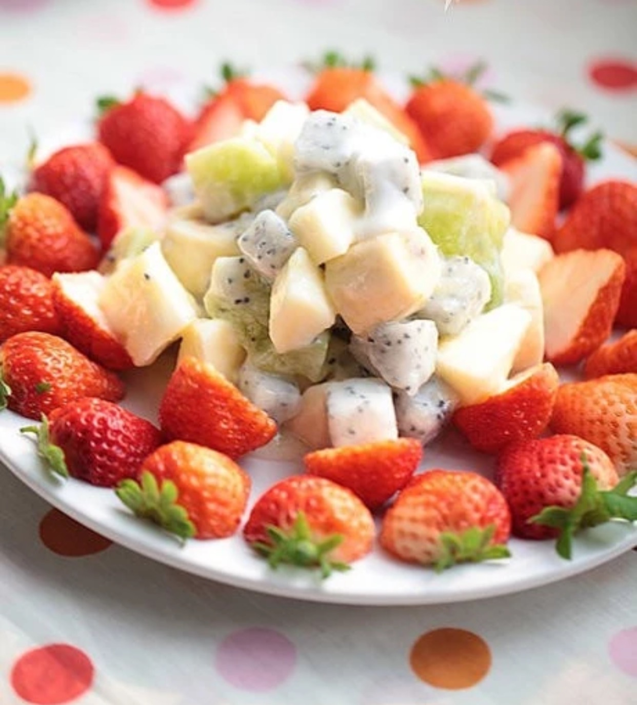 2-草莓鲜果沙拉功效:香菇,金针菇能降低胆固醇;凉瓜富含纤维素,可减少