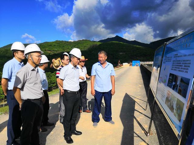 三亚市副市长何世刚巡河并现场督办河湖问题